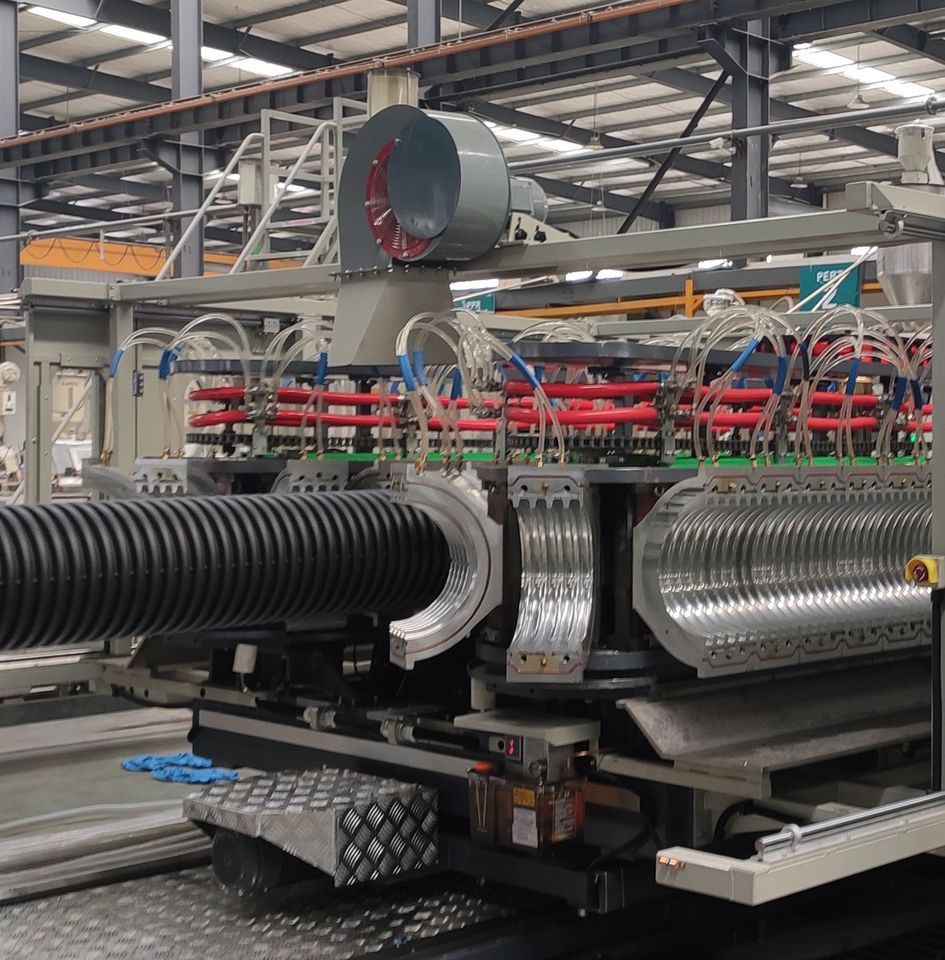 Die enkelwandige geriffelde pyp en dubbelwandige geriffelde pyp het beduidende verskille. Kom ons stel die verskille tussen hierdie twee in terme van pypmateriaal, toepassing en werkverrigting bekend.